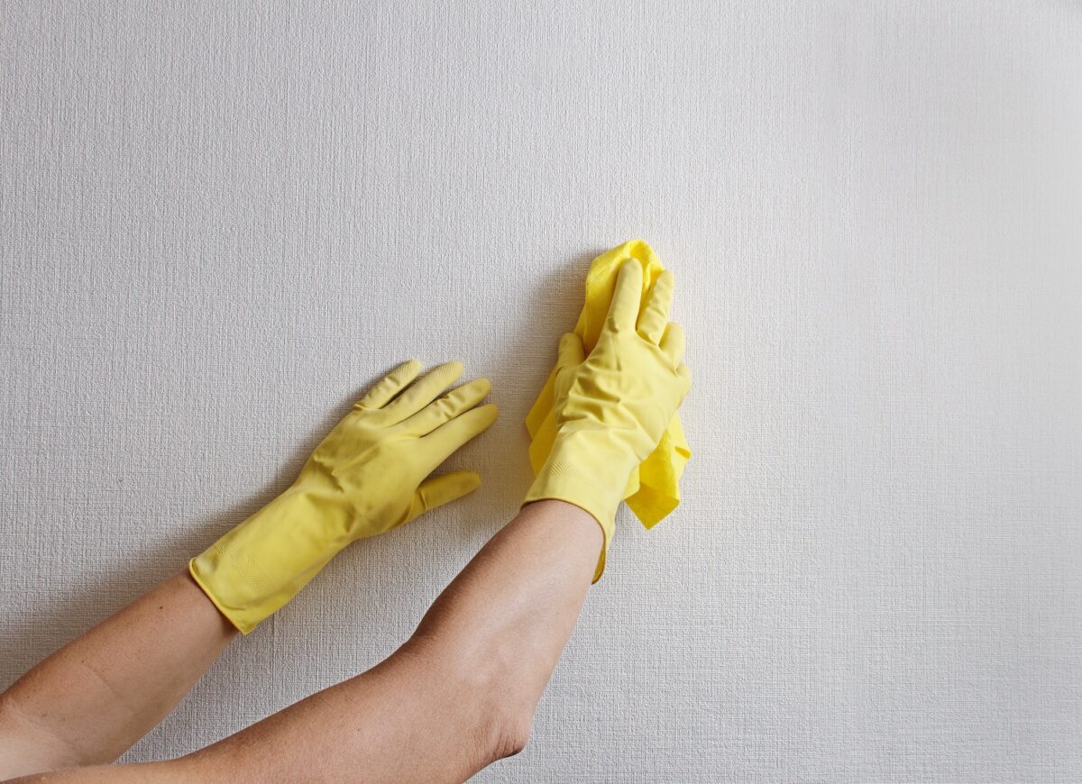 Eine regelmäßige Reinigung von Wänden und Decken verzögert die Notwendigkeit zu renovieren.