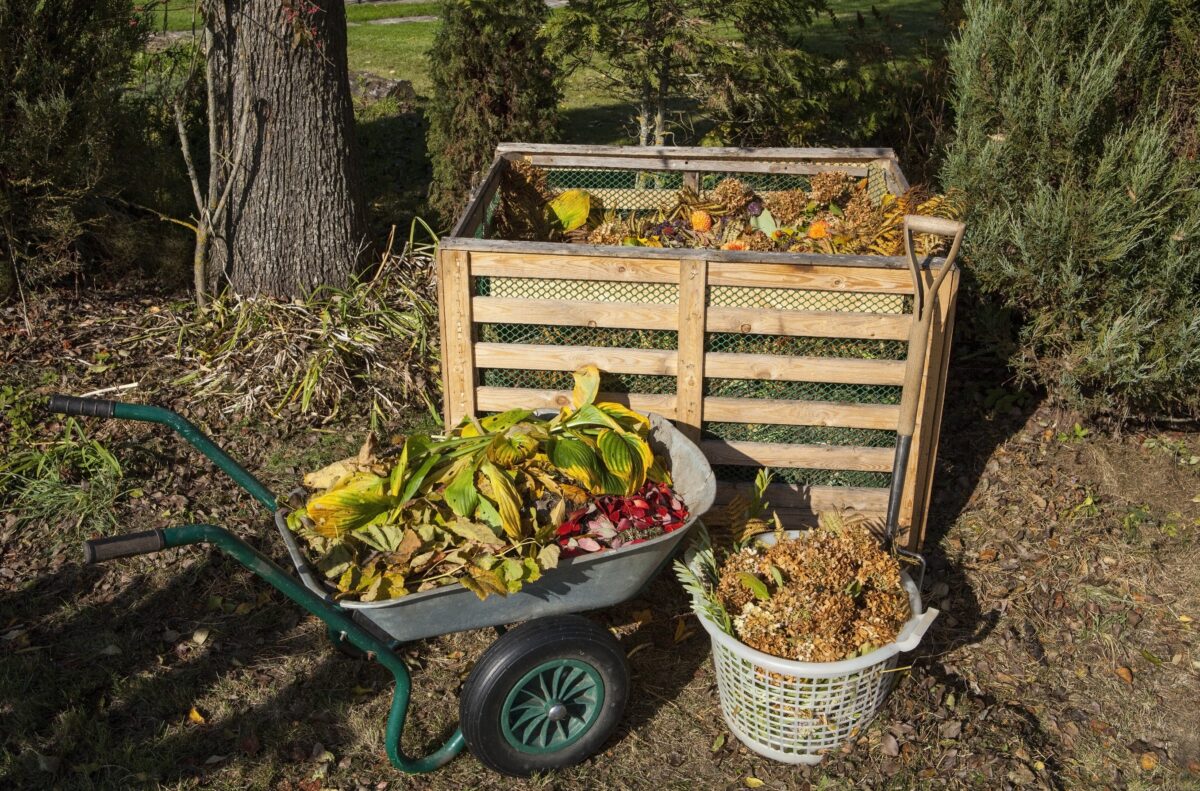 Ein Kompost ist für jeden Garten nützlich.