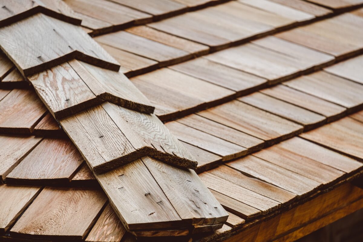Holzschindeln auf dem Dach sehen besonders schön aus.