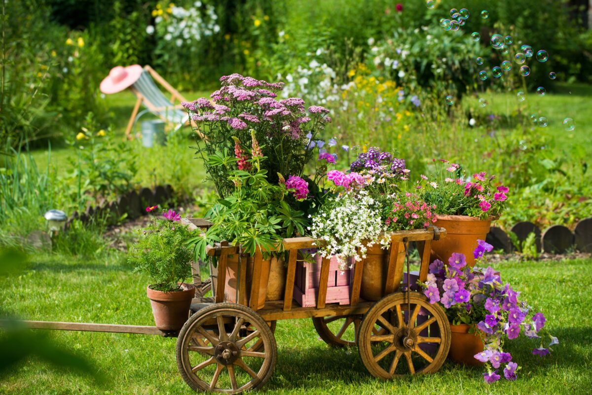 Ein paar Blumenkästen und schon hat man einen bepflanzten Leiterwagen.
