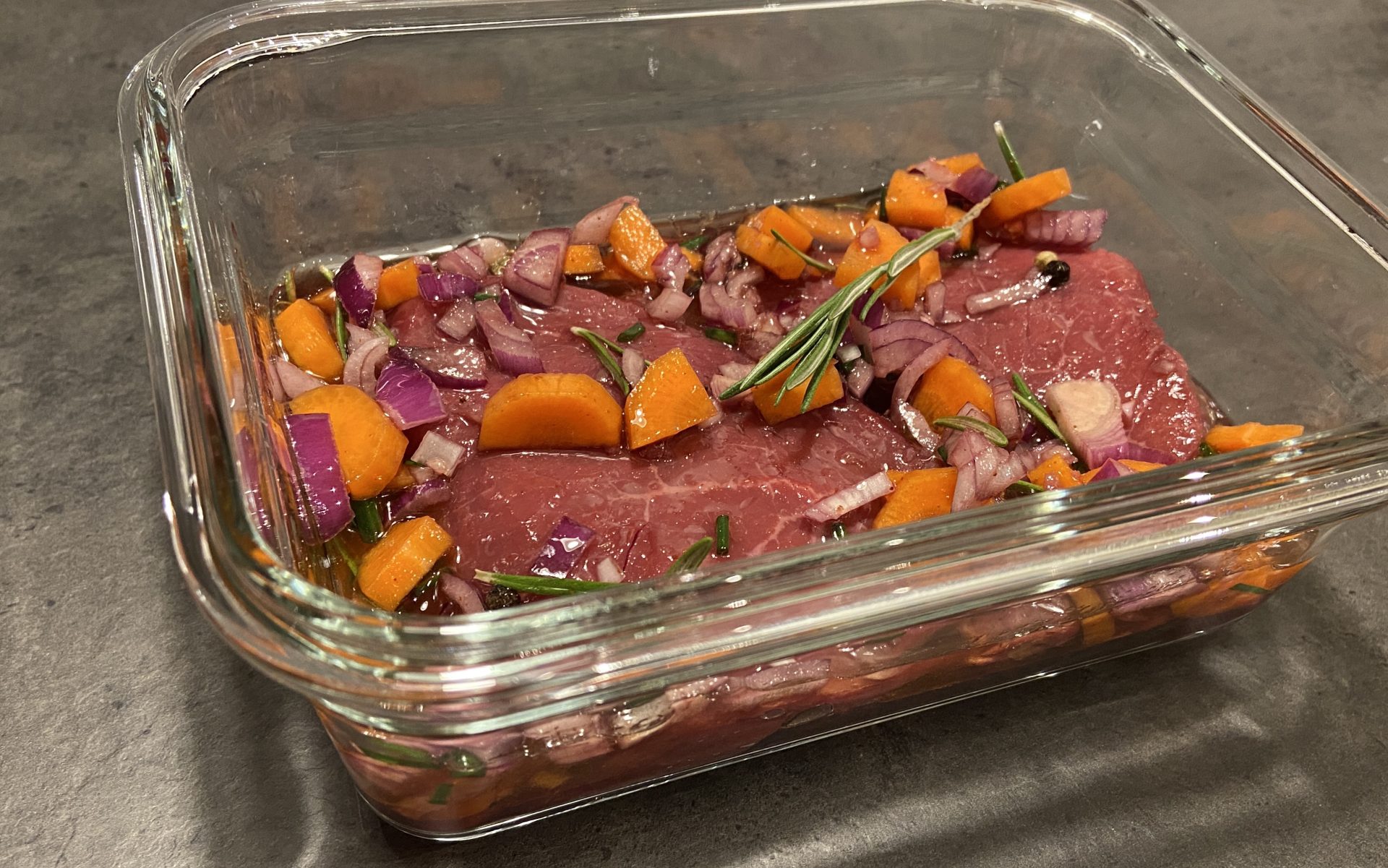 Stilvolle Einlegen Von Steaks Bild