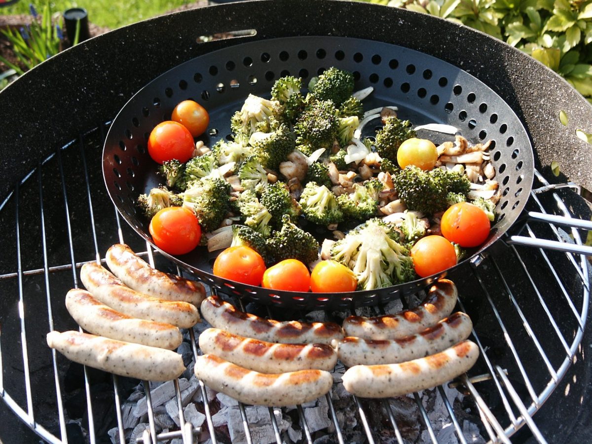 Vielfalt beim Grillen: Broccoli, Tomaten und Röster auf dem Grill | Foto: stock.adobe.com