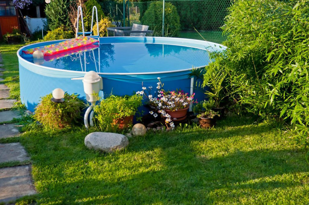 Nicht gut für den Rasen: Pool im Garten direkt auf dem Rasen platziert. | Foto: stock.adobe.com