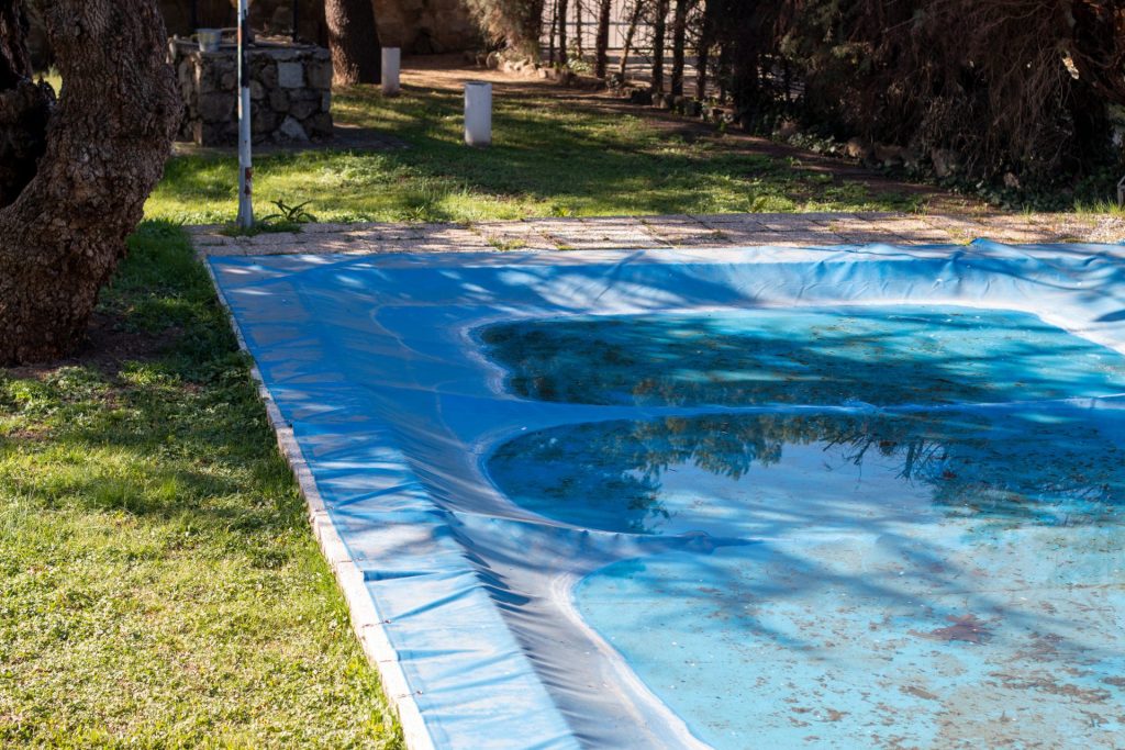 Richtige Poolpflege: Pool im Garten abdecken | Foto: stock.adobe.com