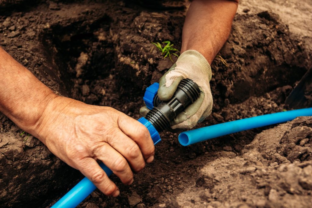 Verlegung unterirdische automatische Gartenbewässerung. | Foto: stock.adobe.com