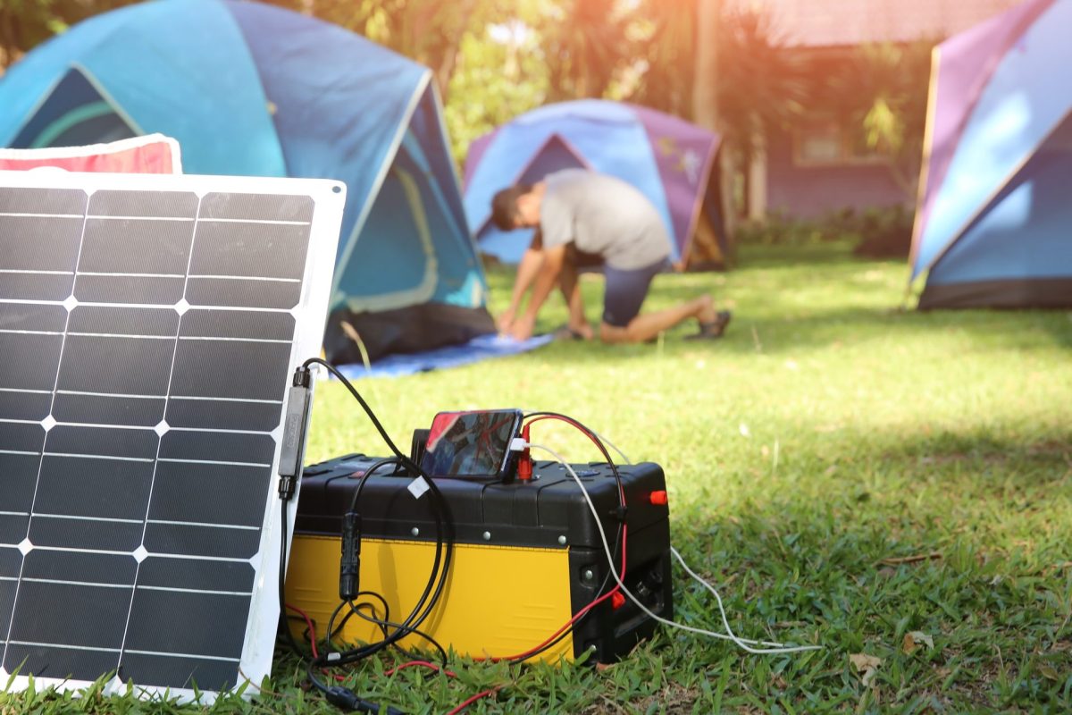 Mobile Stromversorgung mit Solargenerator beim Camping | Foto: stock.adobe.com/de/