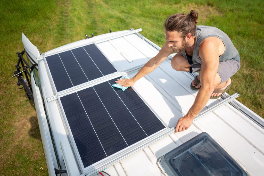 Mobile Stromversorgung mit Solaranlage auf dem Wohnmobil | Foto: stock.adobe.com/de/
