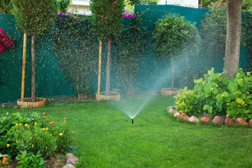 Sprinklersystem zur automatischen Bewässerung des Rasens im Garten | Foto: stock.adobe.com