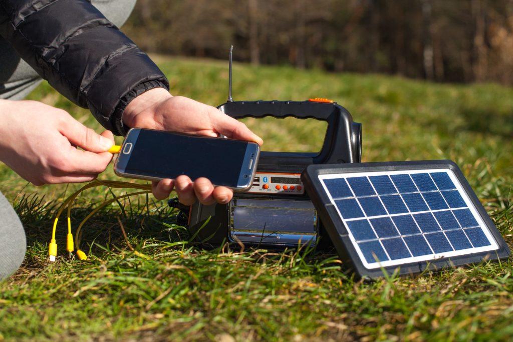 Powerstation mit Solarpanel, um Smartphones unterwegs mit Strom zu versorgen | Foto: stock.adobe.com/de/