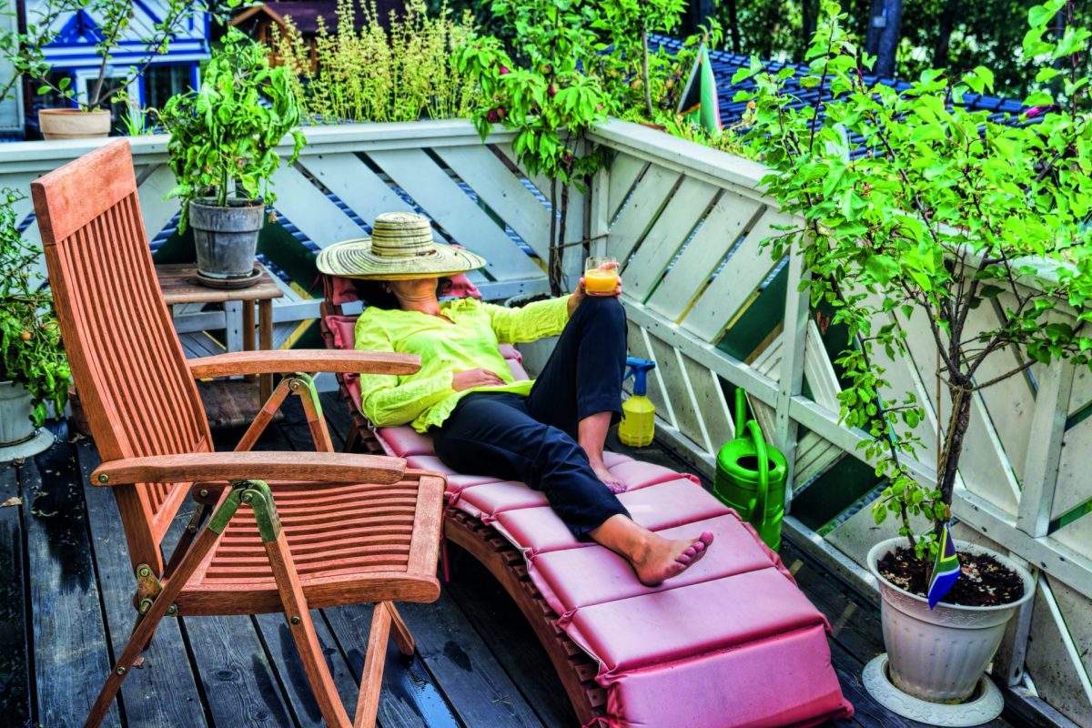 Gartenmöbel für kleine Balkone: So kannst du wenig Platz geschickt nutzen AdobeStock 235338079