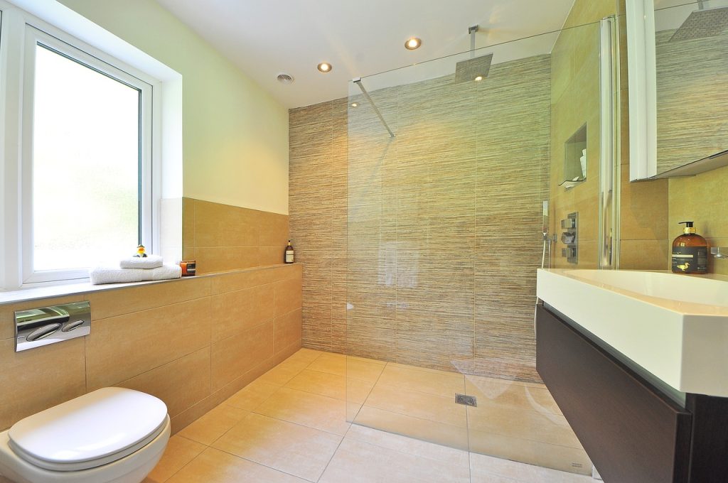 Moderne Glasabtrennungen für Duschen: Funktionalität und Ästhetik im Badezimmer bathroom 1336165 1280