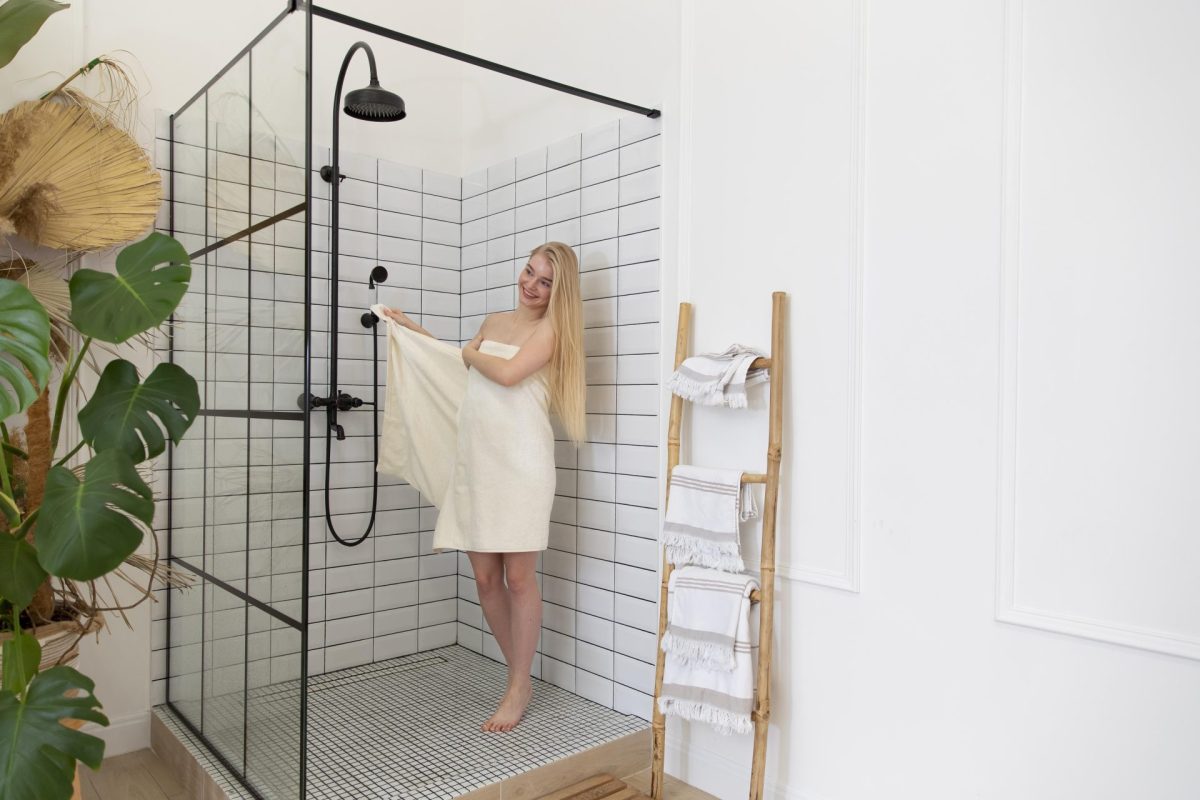 Moderne Glasabtrennungen für Duschen: Funktionalität und Ästhetik im Badezimmer junge frau will duschen