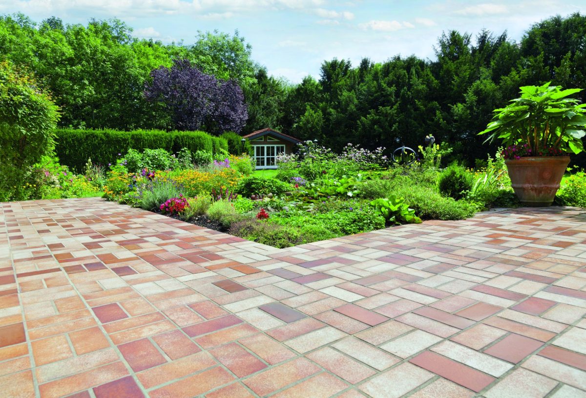 Eine gepflegte Terrasse ist das Herzstück eines jeden Gartens. Bild: AdobeStock 45006219