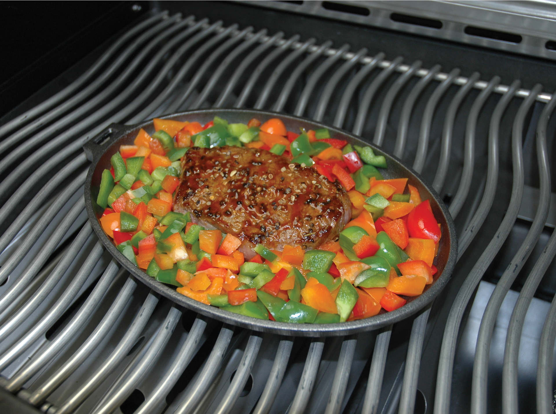 Gusseiserne Pfanne mit Untersetzer