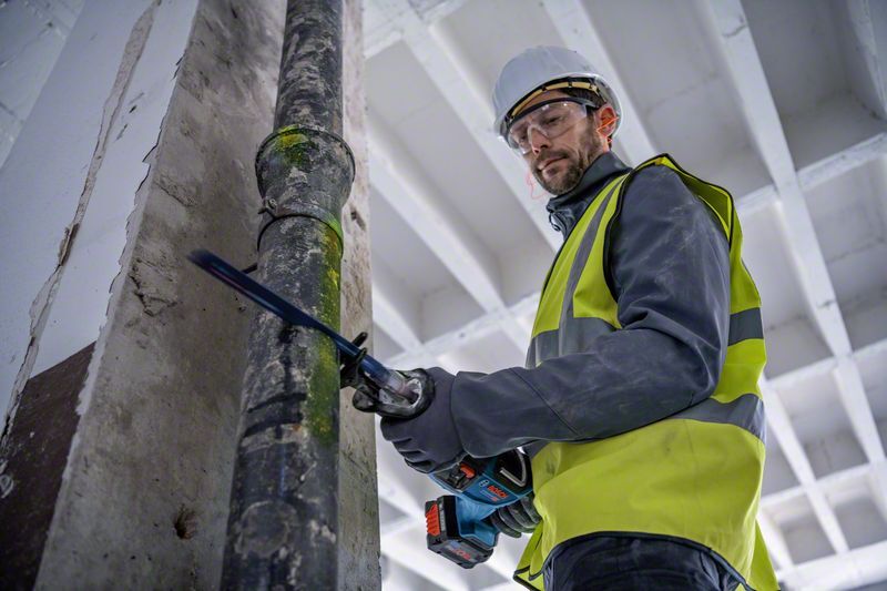 Akku-Säbelsäge BITURBO GSA 18V-28, mit Säbelsägeblatt bei leitermann.de günstig kaufen Akku-Säbelsäge BITURBO GSA 18V-28, mit Säbelsägeblatt