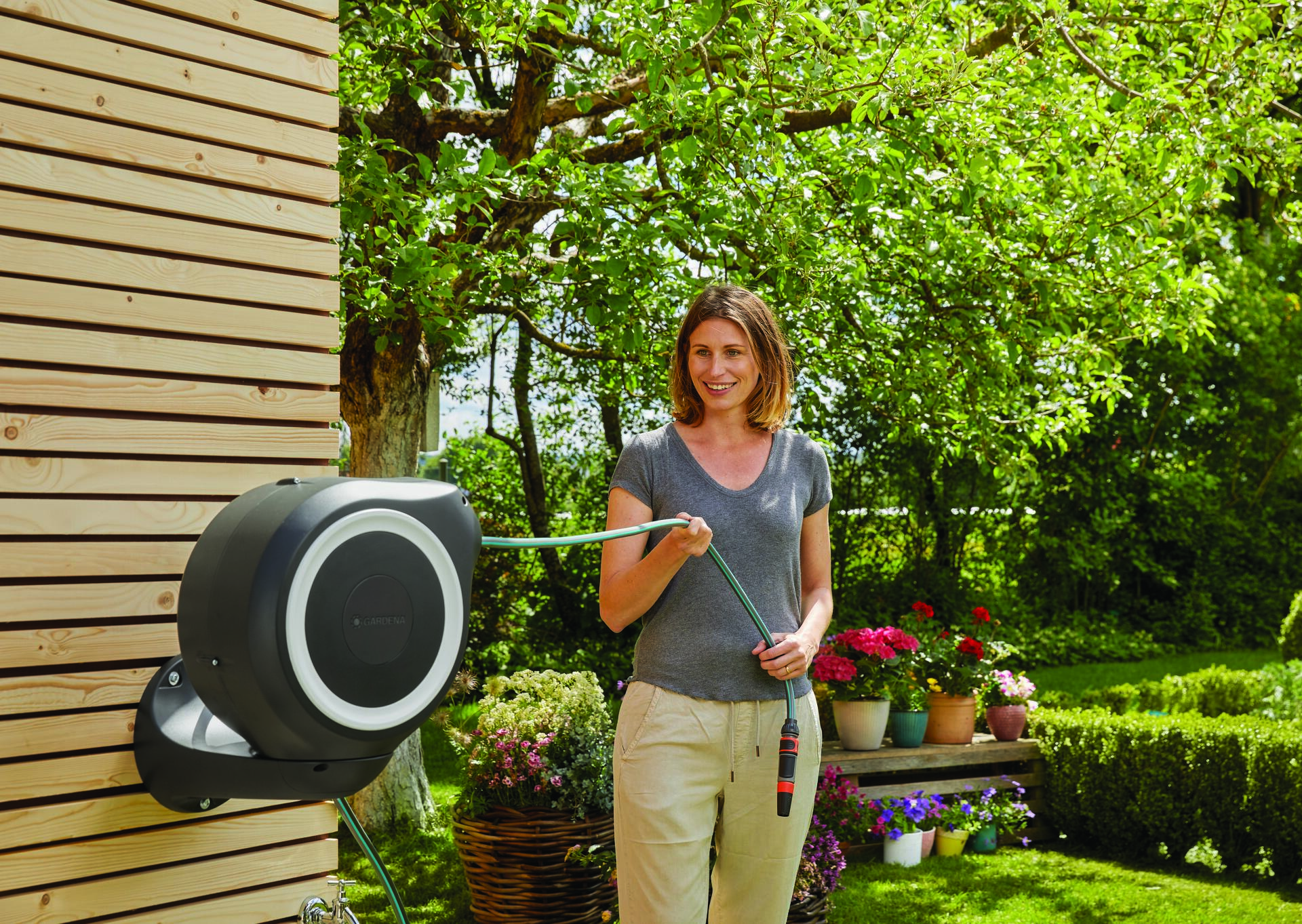 Wand-Schlauchbox RollUp S (weiß) 15 m bei leitermann.de günstig kaufen Wand-Schlauchbox RollUp S (weiß) 15 m