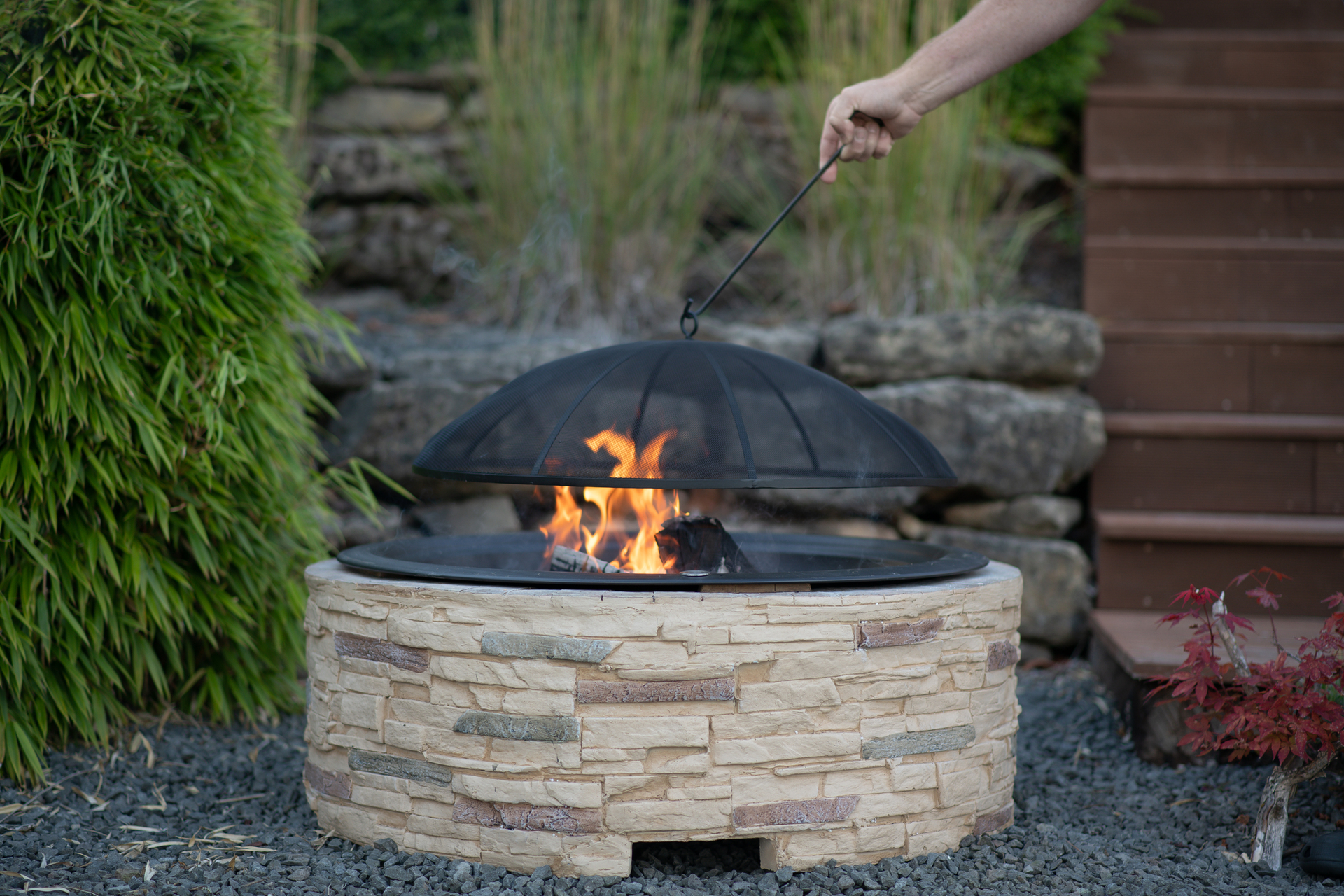 Feuerstelle Steinoptik mit Abfanggitter