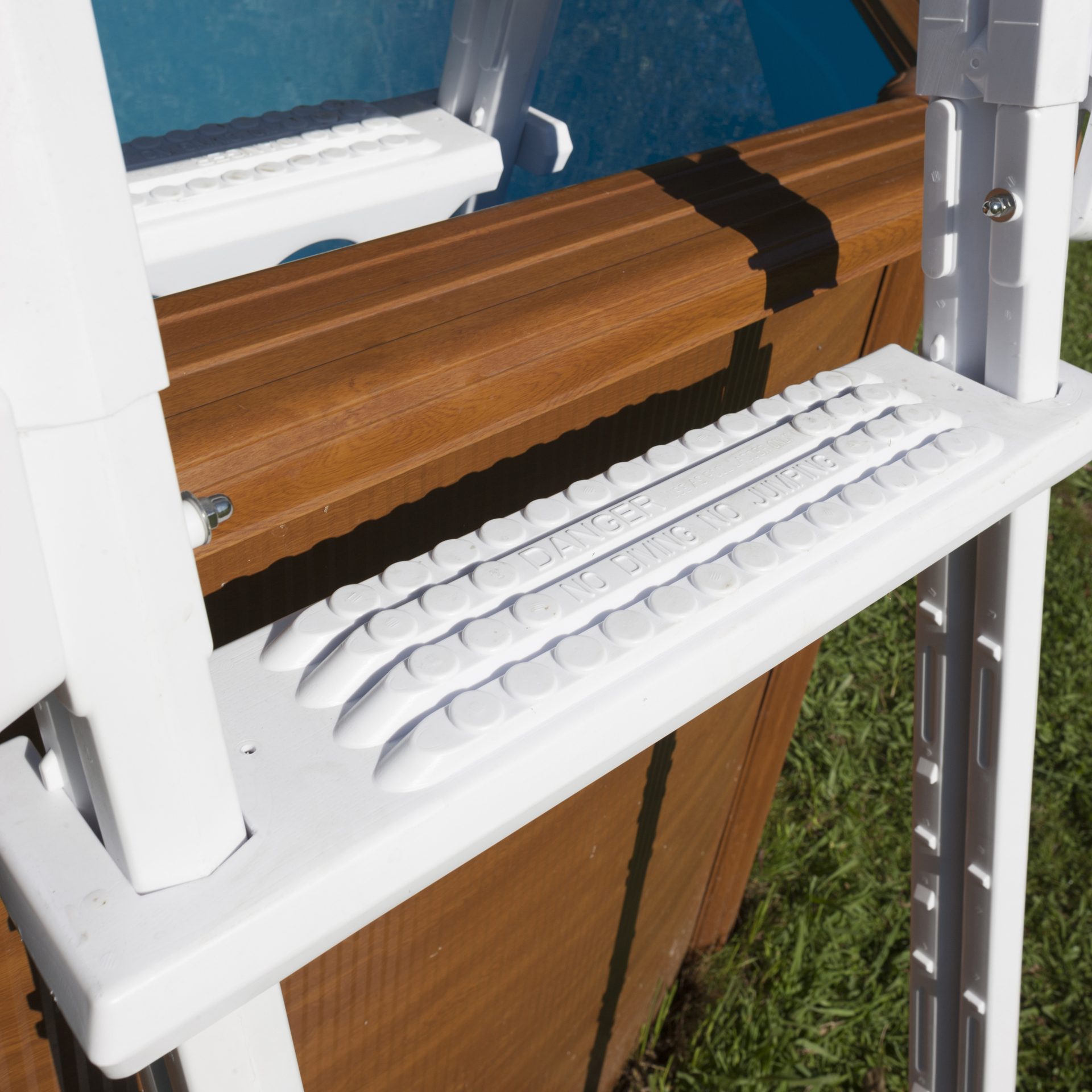 Blasgeformte Leiter für Aufstellpools bei leitermann.de günstig kaufen Blasgeformte Leiter für Aufstellpools