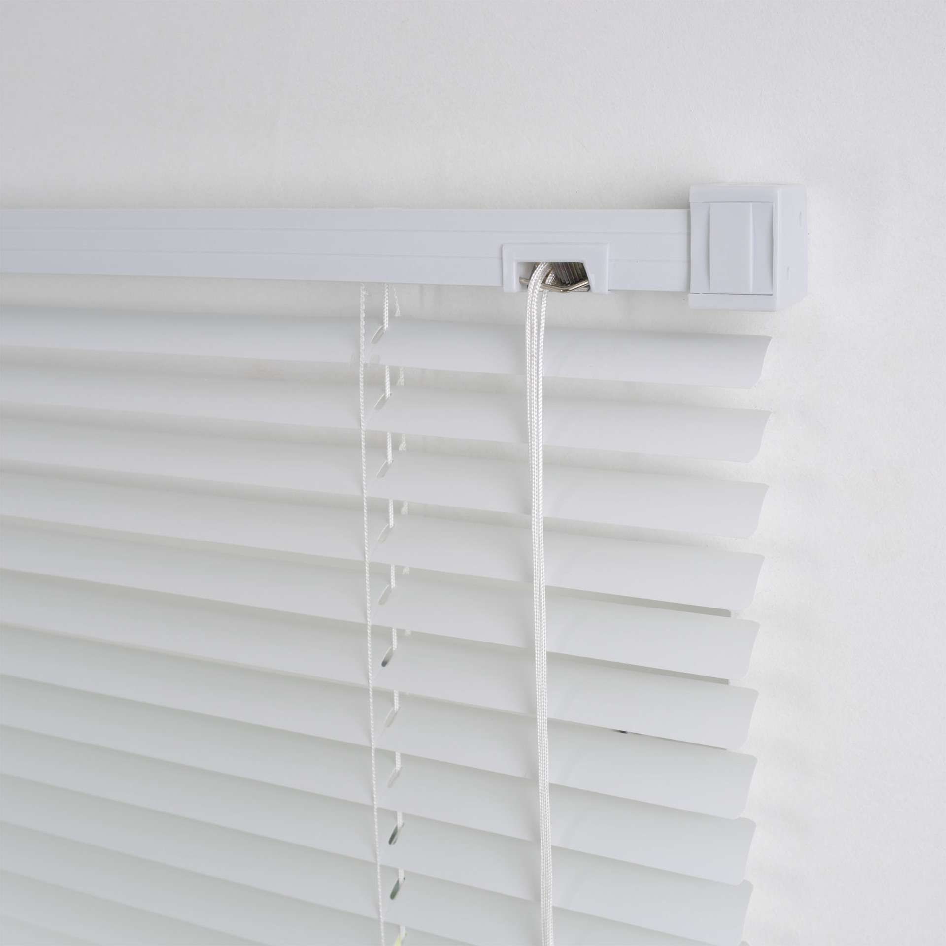 Kunststoff-Jalousie, weiß bei leitermann.de günstig kaufen Kunststoff-Jalousie, weiß