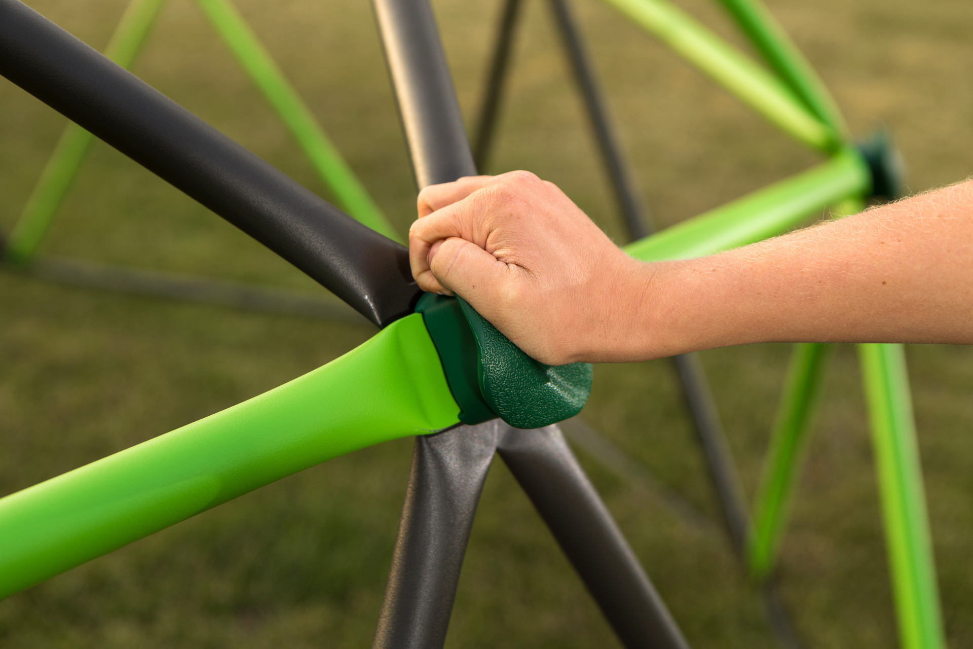 Geodome Kletterkugel grün/bronze 335x168cm bei leitermann.de günstig kaufen Geodome Kletterkugel grün/bronze 335x168cm