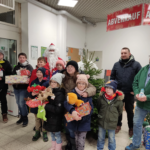 Geschenke vom Kindertraumbaum an Kinder übergeben