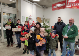 Geschenke vom Kindertraumbaum an Kinder übergeben