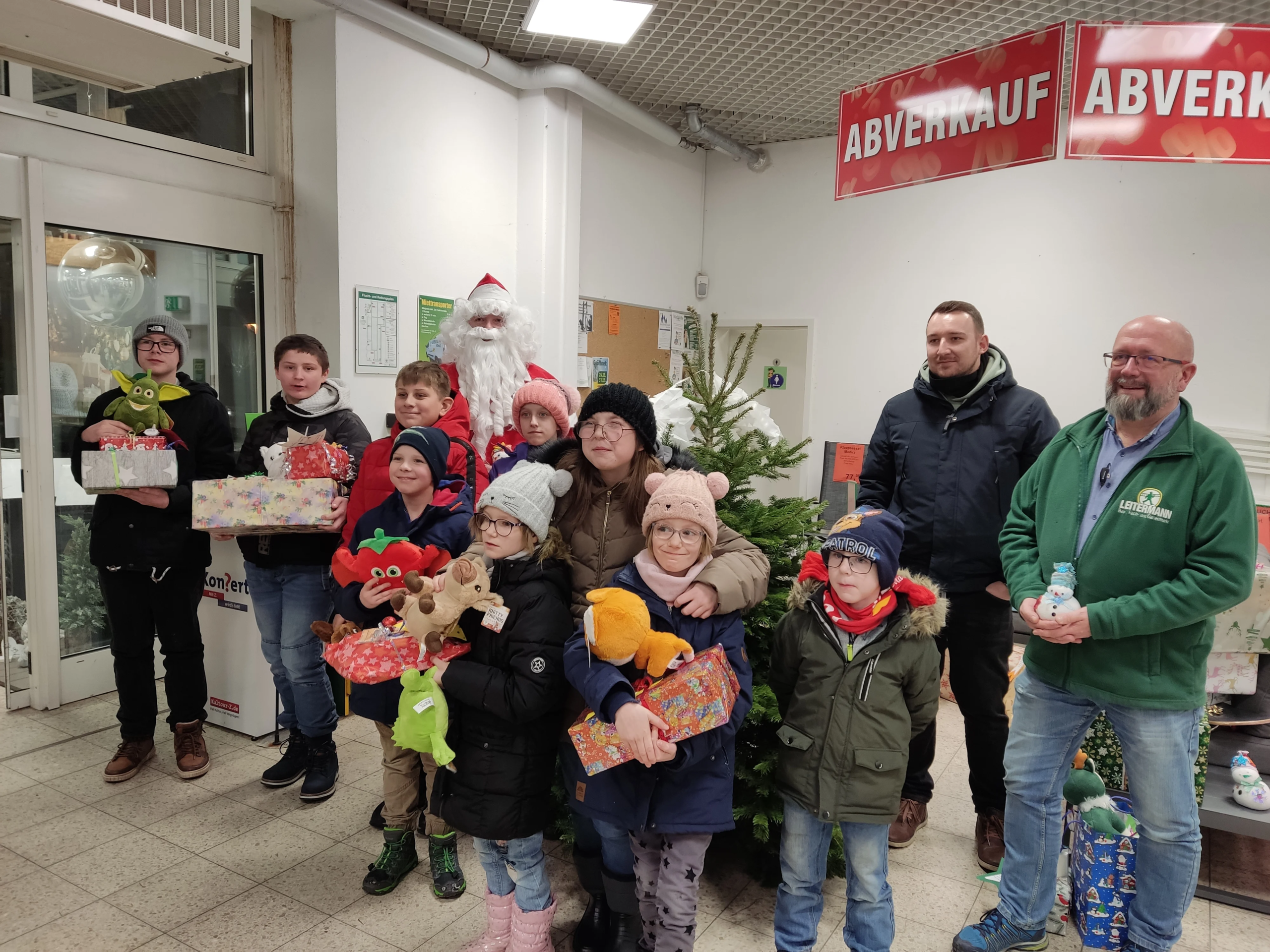 Geschenke vom Kindertraumbaum an Kinder übergeben